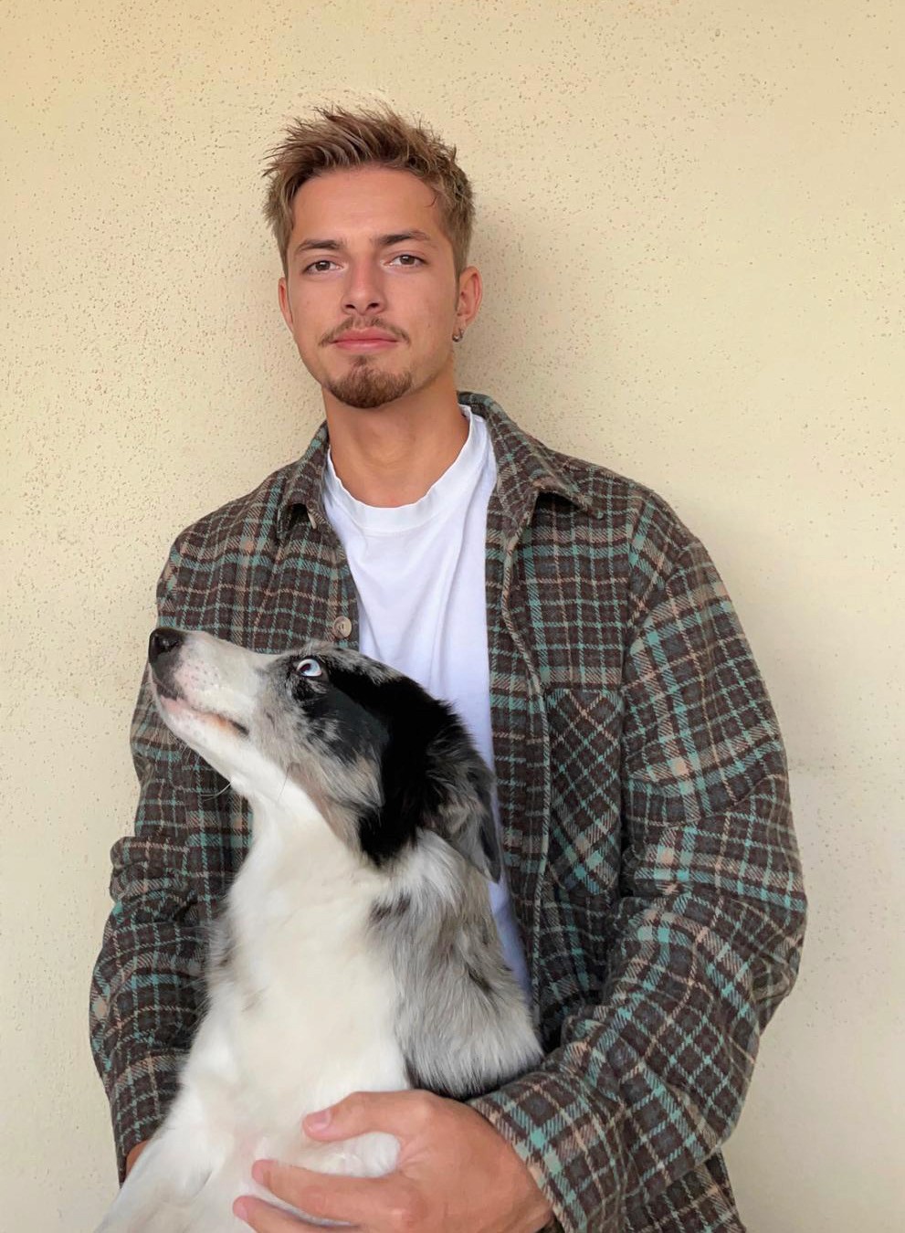 Koen, der Gründer von Tinzo, mit seinem Hund