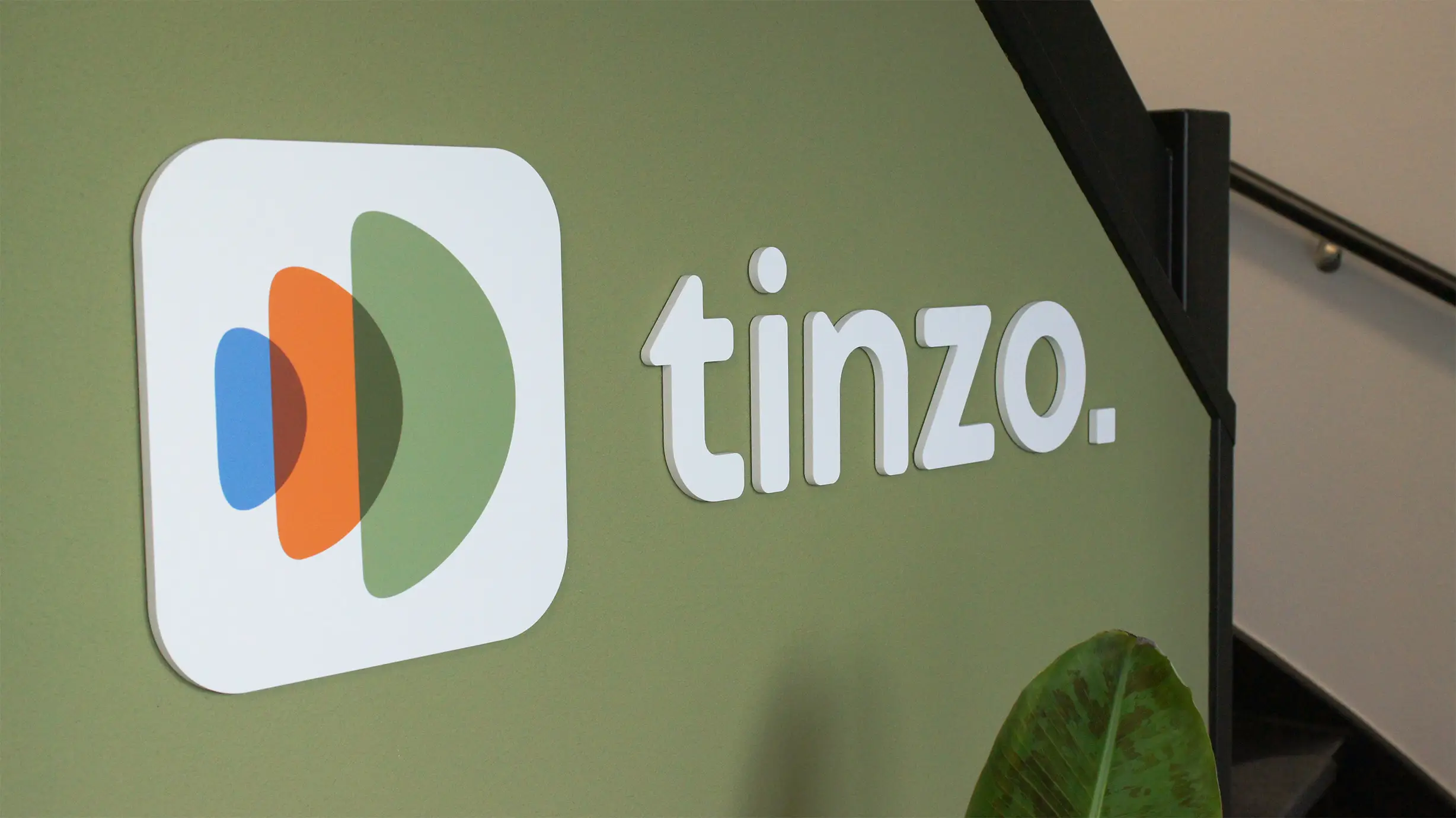 Das Tinzo-Logo an der Wand unseres Büros